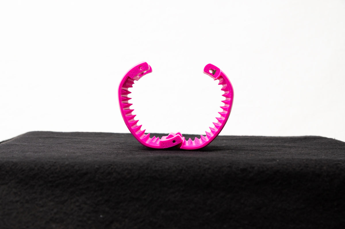 Owner's Cuffs – starre Armbänder mit Spitzen, paarweise