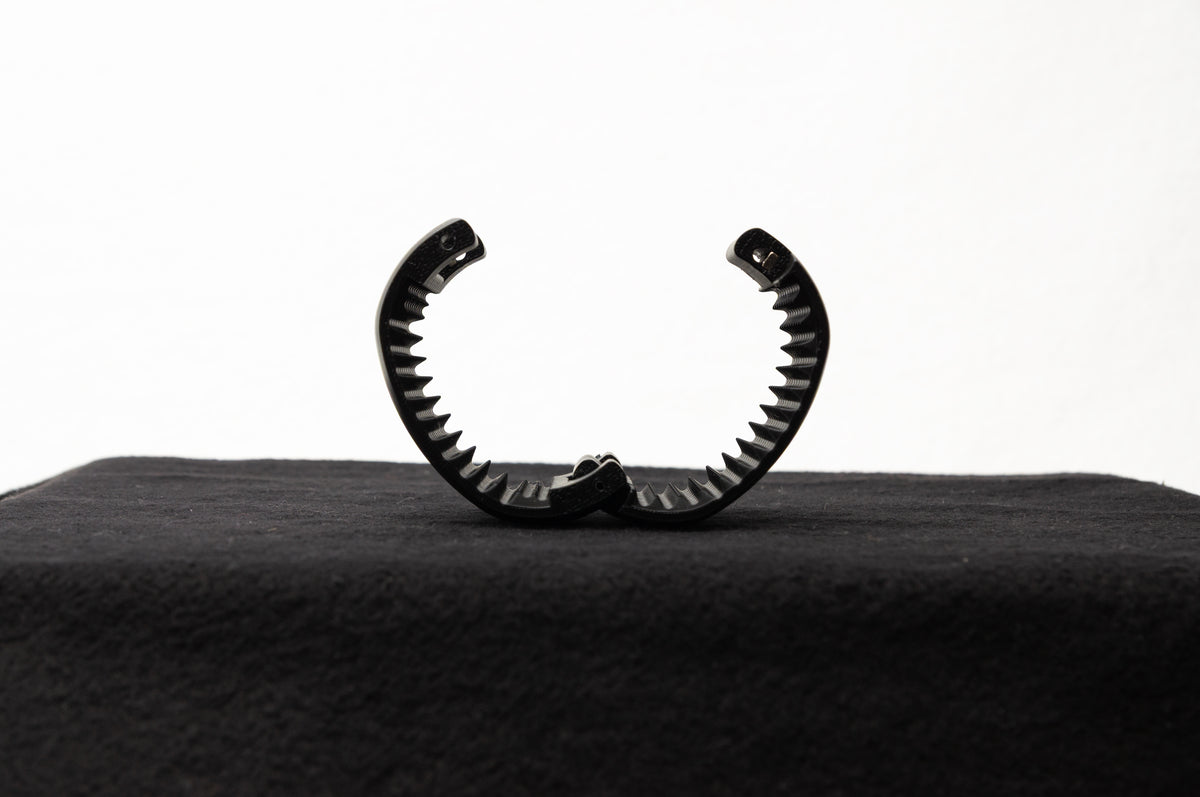 Owner's Cuffs – starre Armbänder mit Spitzen, paarweise
