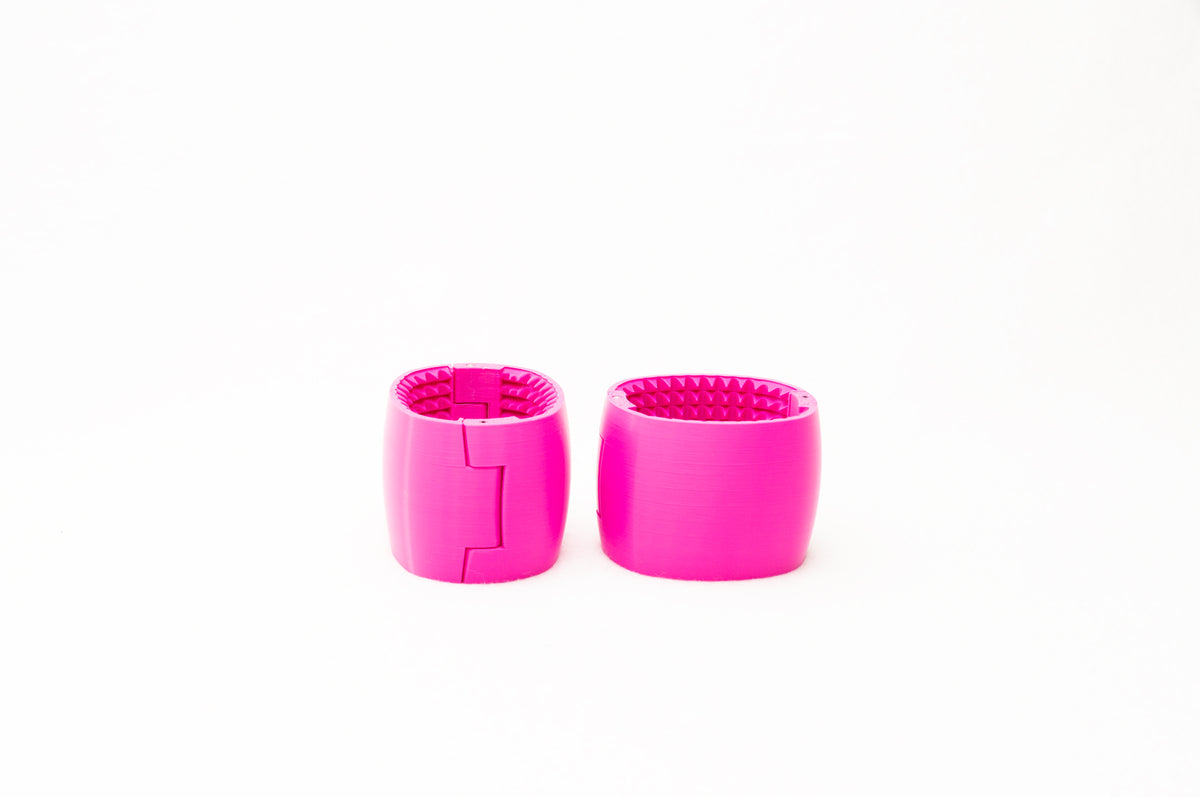 Owner's Cuffs – starre Armbänder mit Spitzen, paarweise