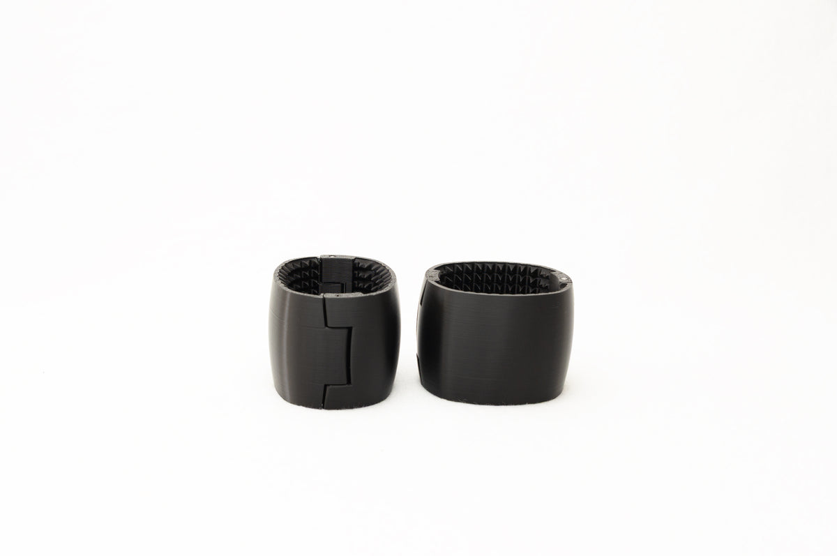 Owner's Cuffs – starre Armbänder mit Spitzen, paarweise