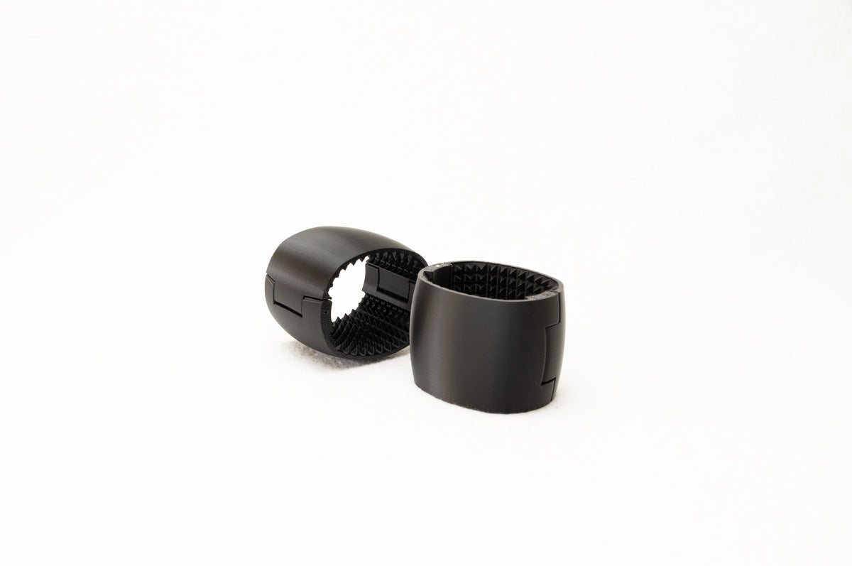 Owner's Cuffs – starre Armbänder mit Spitzen, paarweise